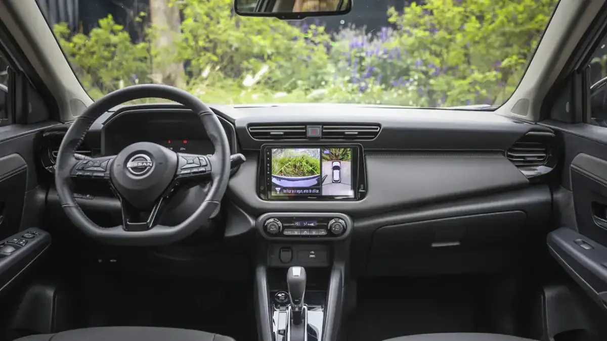 Interior de vehículo con pantalla inteligente y sistema de asistencia para una conducción más segura y cómoda