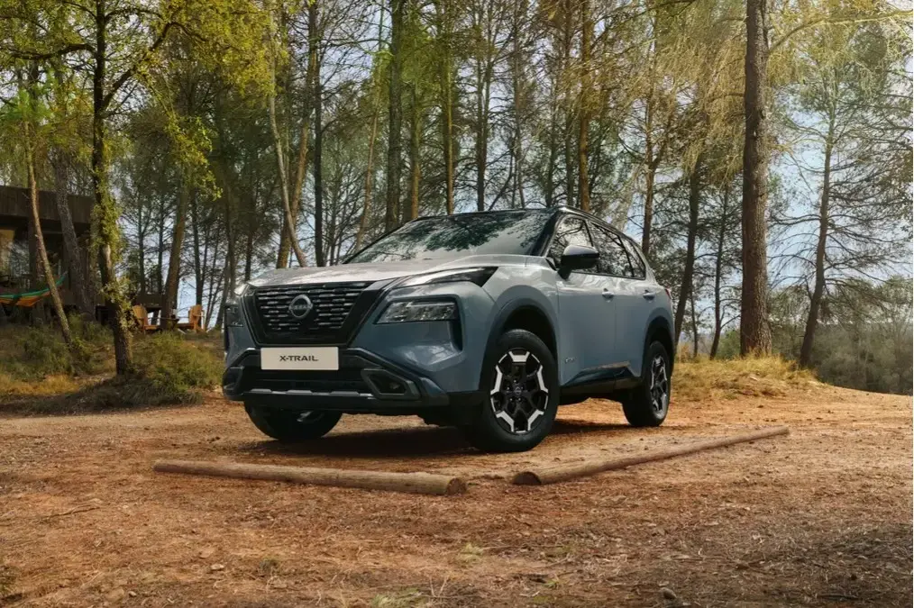 Camioneta Nissan X-Trail 2025 en camino de tierra con diseño off-road