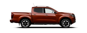 Vista lateral de la Nissan Frontier Diésel, camioneta pick-up con platón diseñada para el trabajo, la aventura y el alto desempeño. 