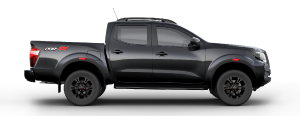Vista lateral de la Nissan Frontier Gasolina, camioneta pick-up con platón, con potencia, tecnología y versatilidad para diferentes terrenos. 