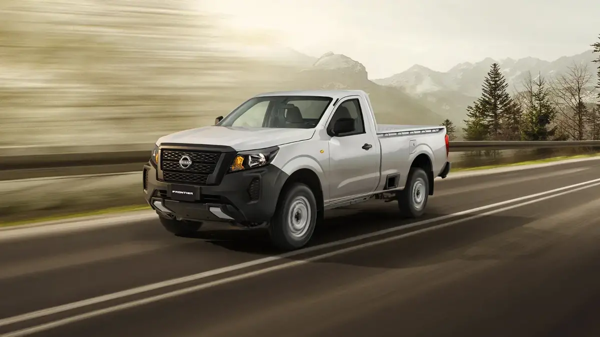 Vista tres cuartos frontal de Nissan NP300 haciendo un recorrido imparable en autopista