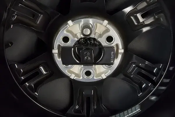 Detalle del seguro para la llanta de refacción de Nissan NP300