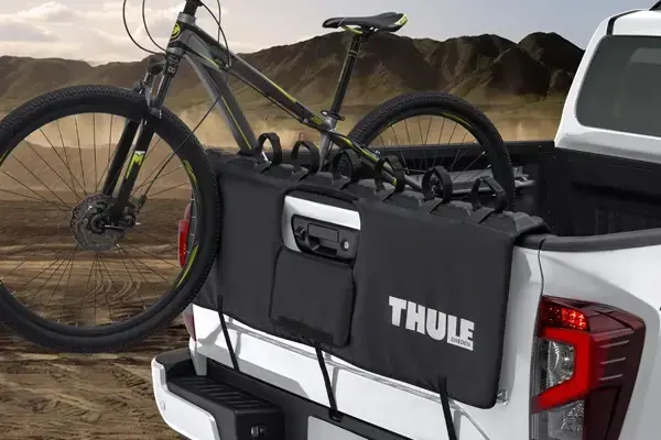 Detalle del portabicicletas THULE adaptado a Nissan NP300