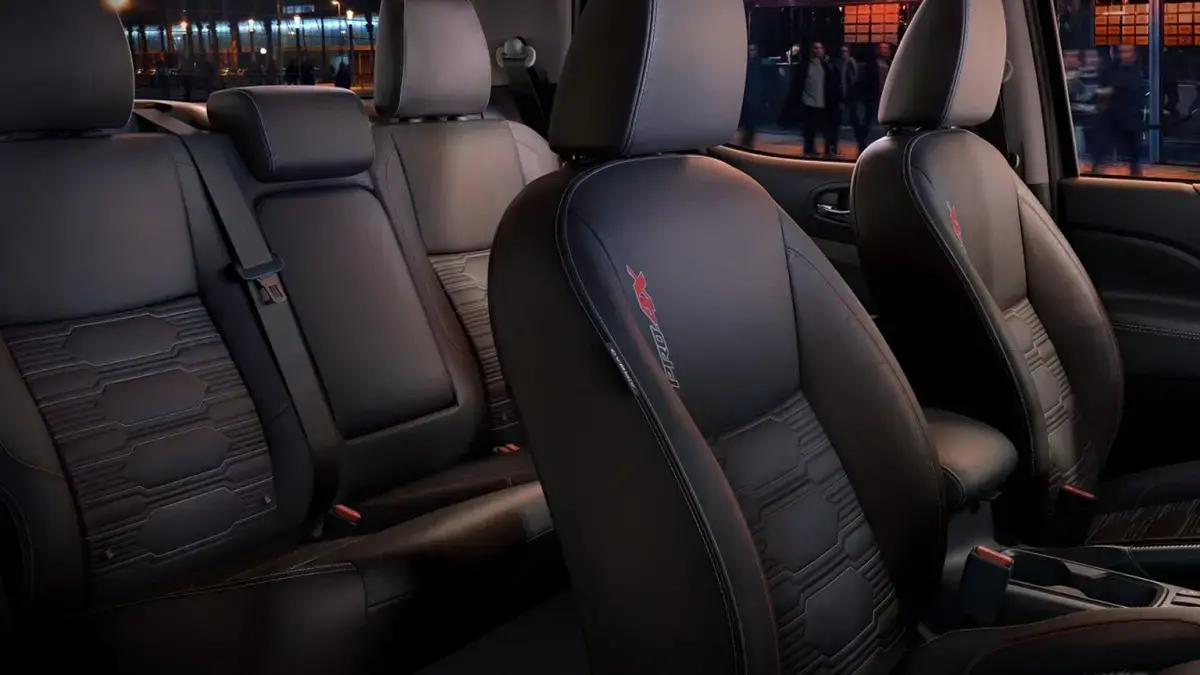 Vista trasera de Nissan NP300 2023 en versión chasis  mostrando ser imparable en cualquier terreno