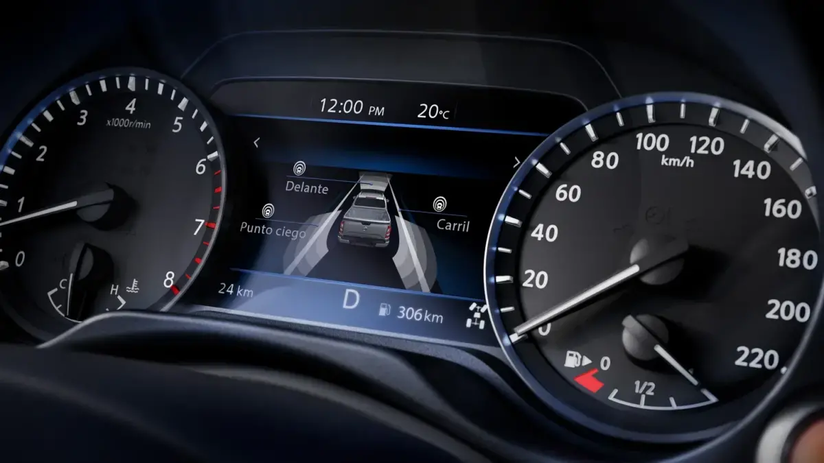 Detalle de tacómetro y velocímetro de Nissan NP300