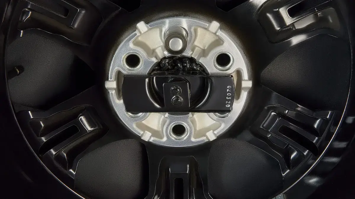 Detalle del seguro para la llanta de refacción de Nissan NP300