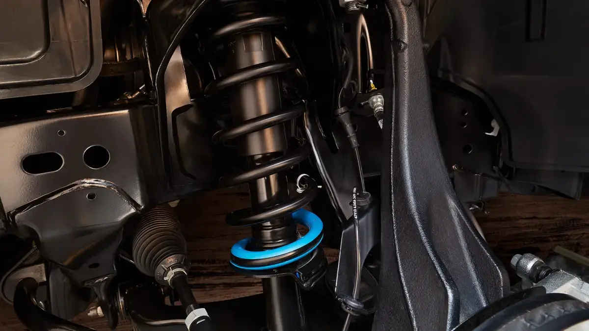 Detalle de amortiguadores de Nissan NP300, resistentes y adecuados a su espíritu imparable