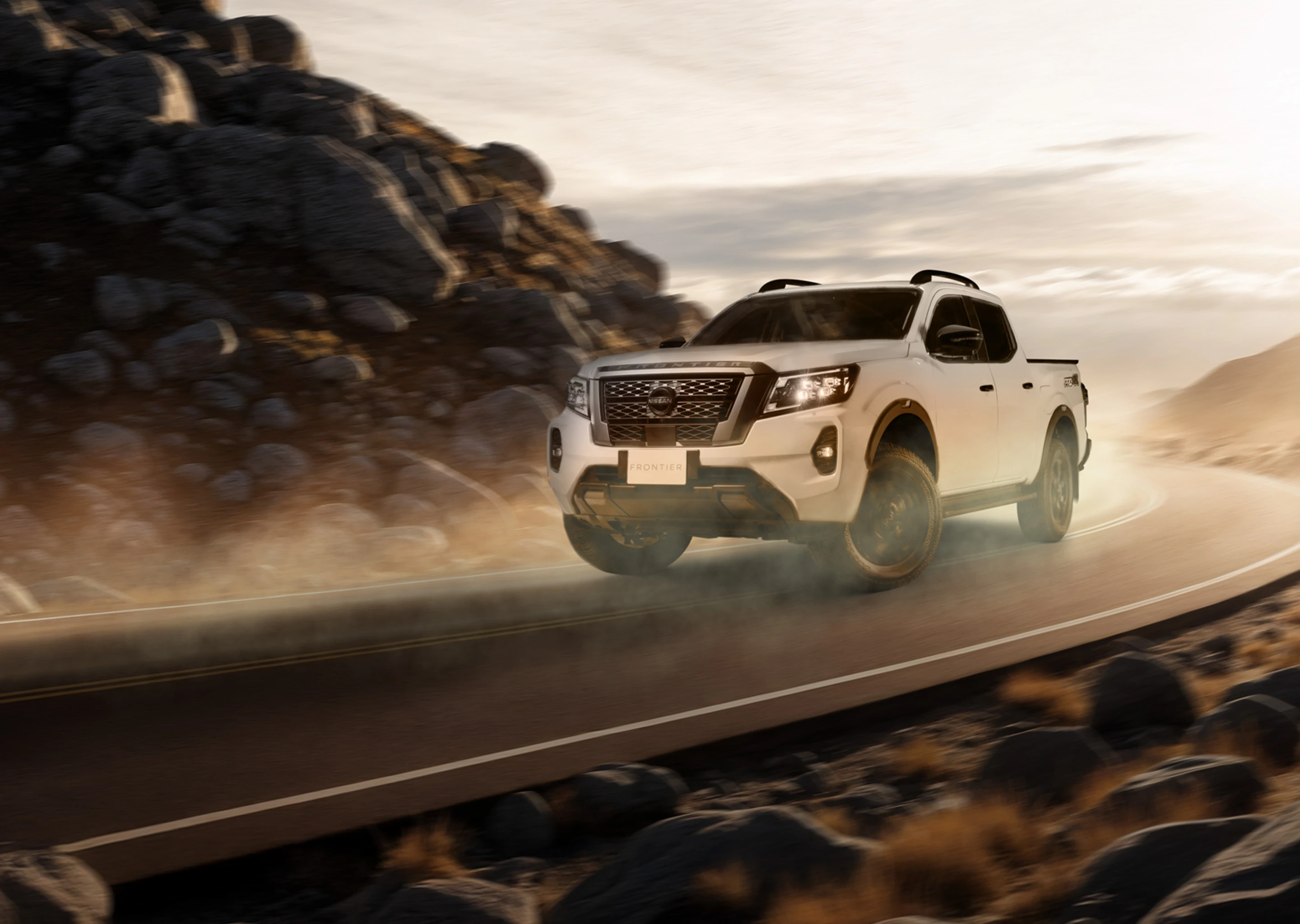 Vista lateral de Nissan NP300 recorriendo el off road como solo una imparable puede hacerlo