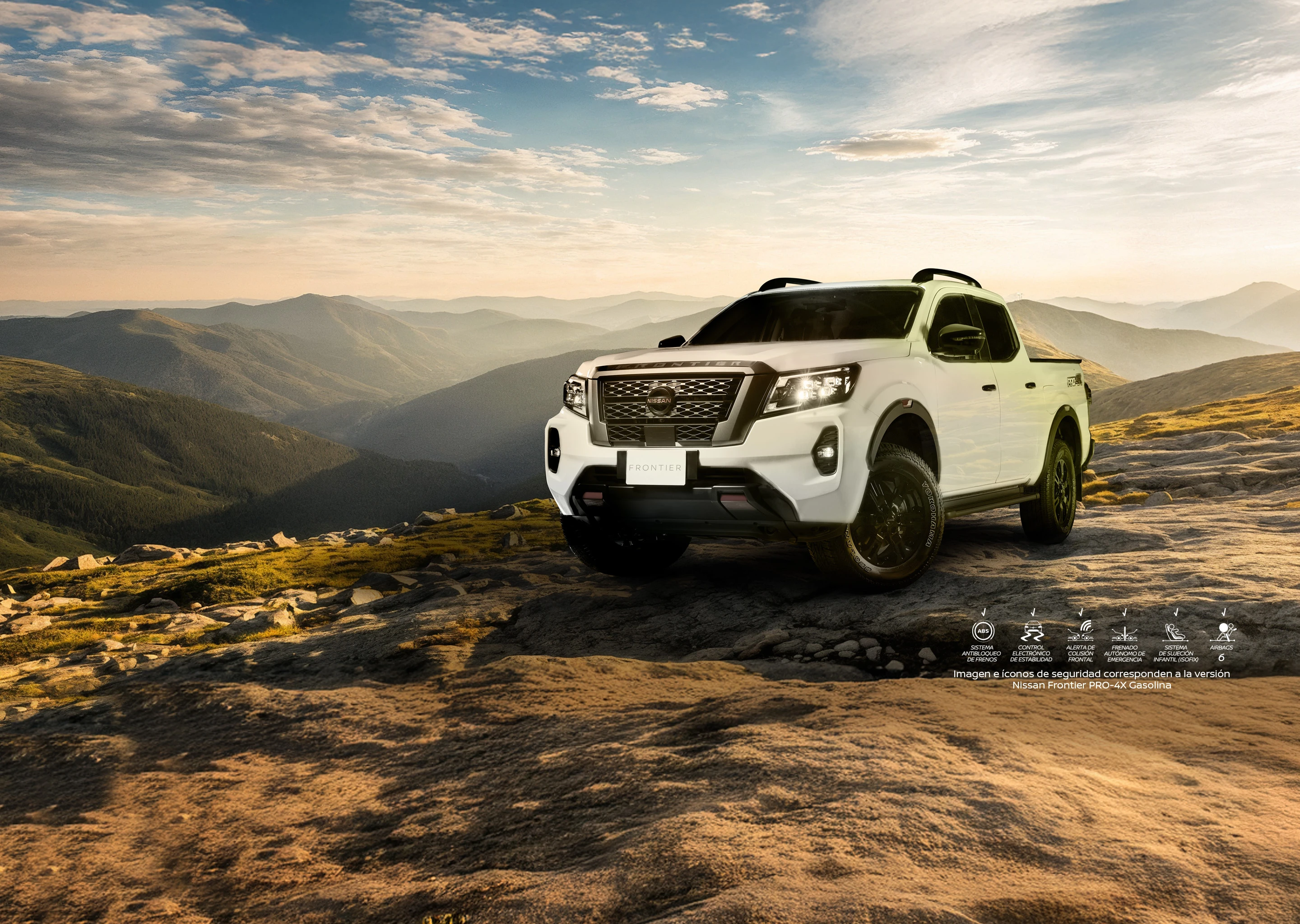 Vista frontal de Nissan NP300 blanca recorriendo el camino con potencia imparable