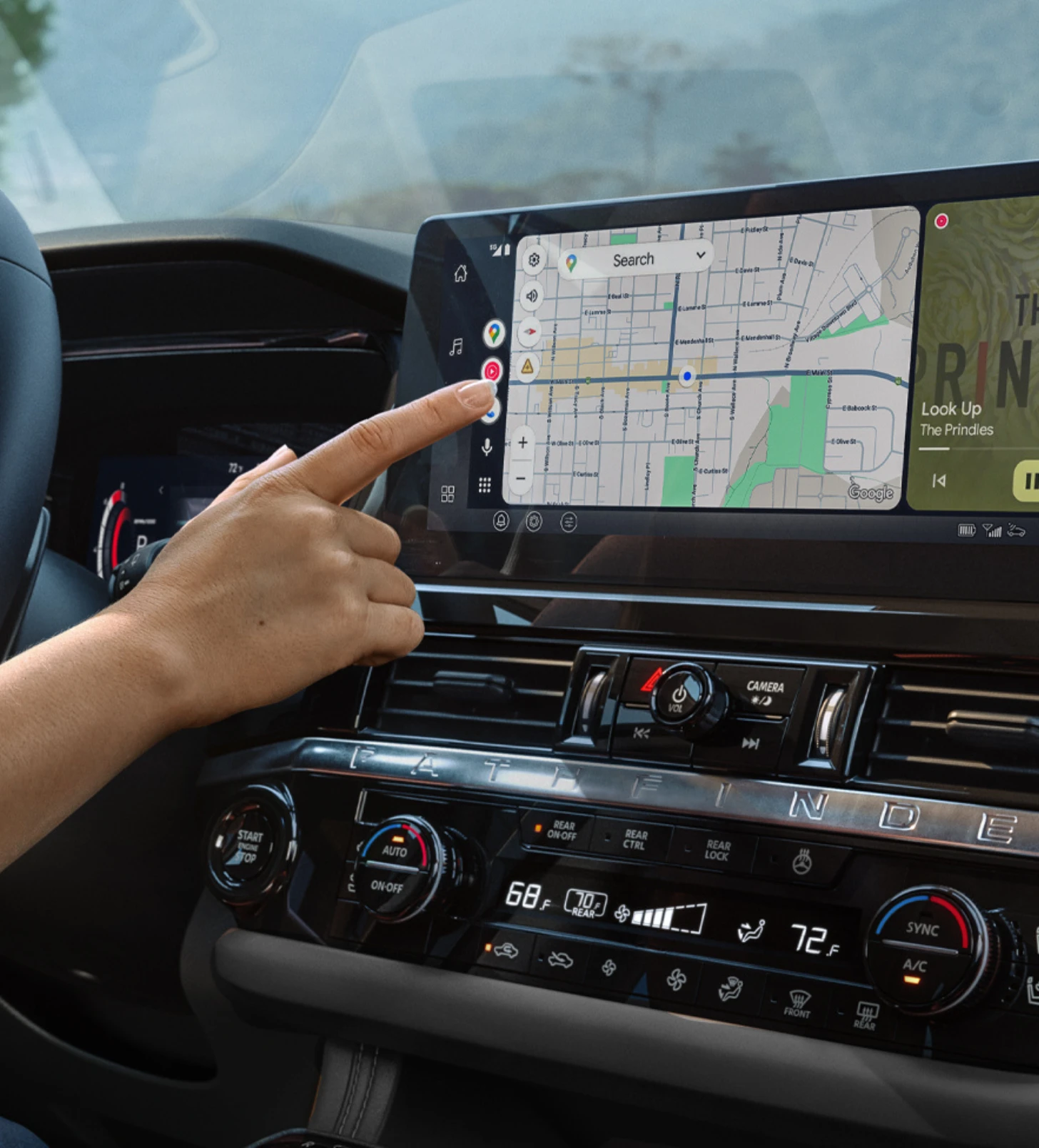 Manos al volante y consola central de Nissan Pathfinder 2026