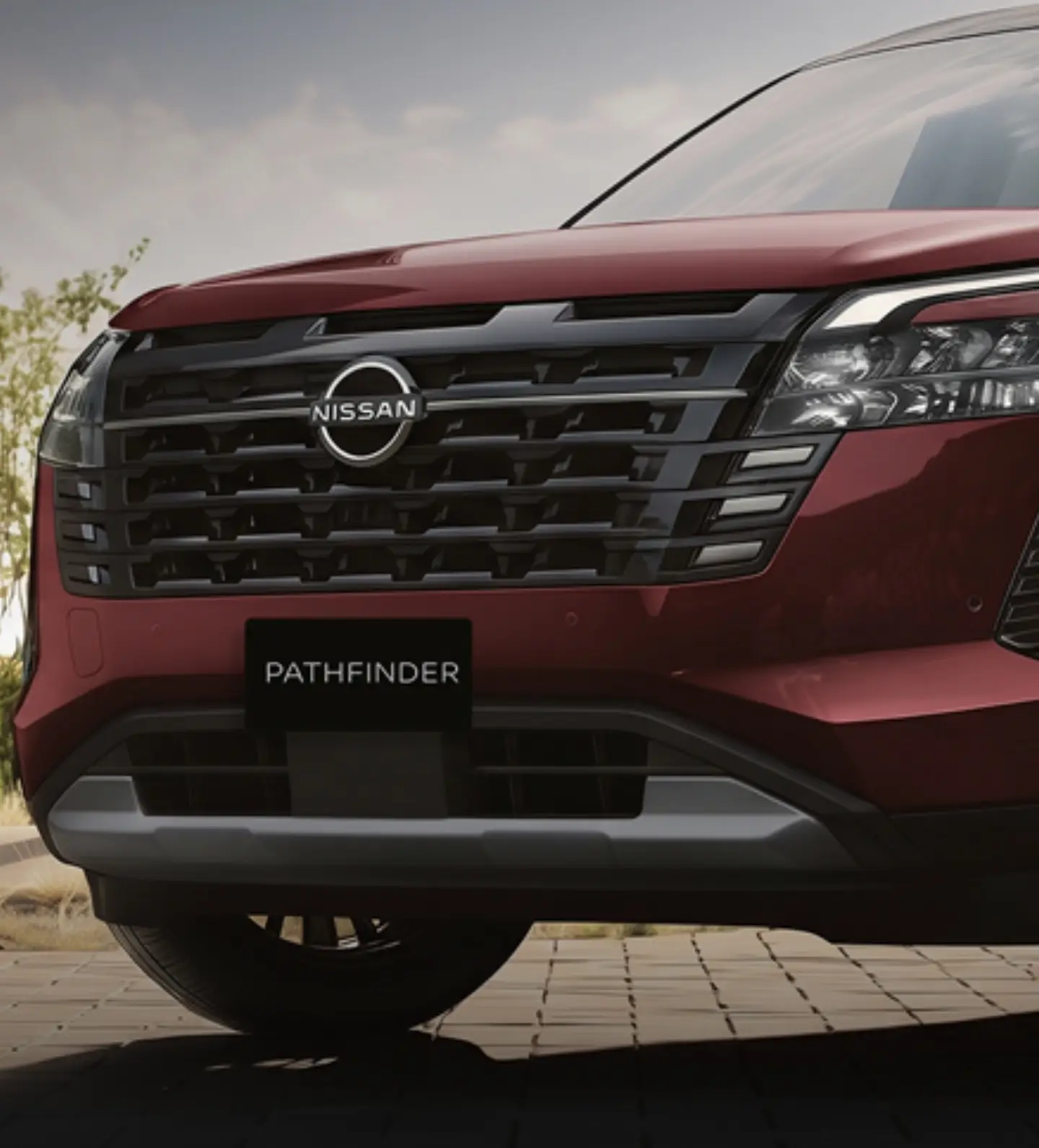 Manos al volante y consola central de Nissan Pathfinder 2026