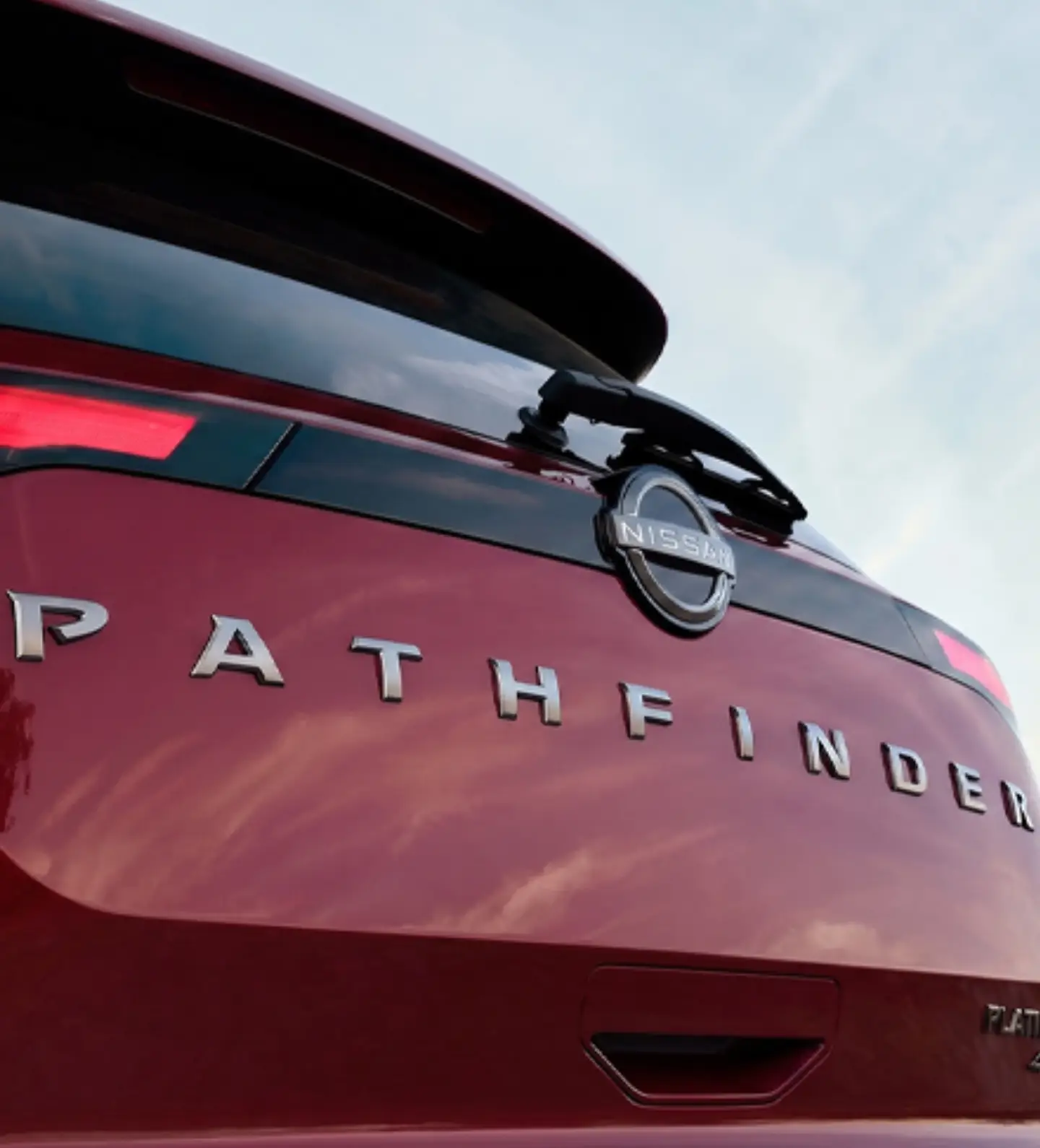 Manos al volante y consola central de Nissan Pathfinder 2026