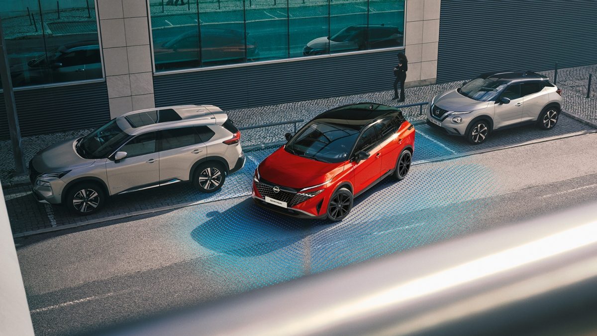 Nissan Qashqai e-Power top view parking shot in city - Hybrid SUV