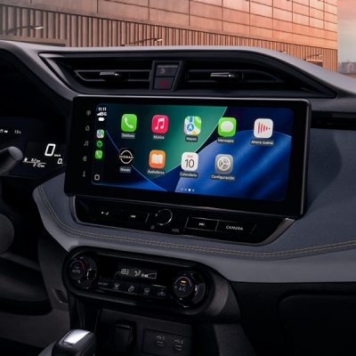 Interior Nissan Versa nuevo con pantalla multimedia y conectividad Android