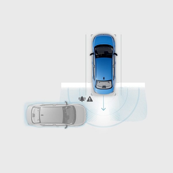 Alerta de tráfico cruzado trasero del Nissan Versa detectando vehículos al reversar