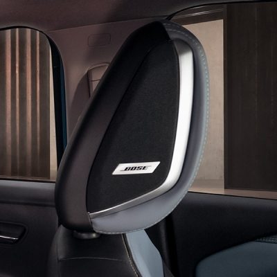 Sistema de audio Bose en el interior del Nissan Versa 2027 con altavoz en cabecera