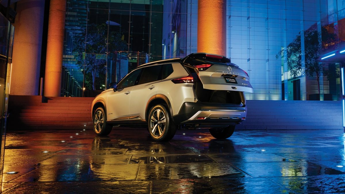 Apertura eléctrica de baúl de camioneta híbrida Nissan Xtrail ePower