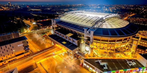 Johan Cruijff Arena en Amsterdam de noche