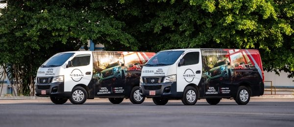 Vista completa con asesor de servicio Nissan en primer plano.