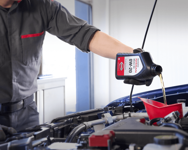 Vista frontal 3/4 de Nissan URVAN color blanco saliendo de rampa de servicio.