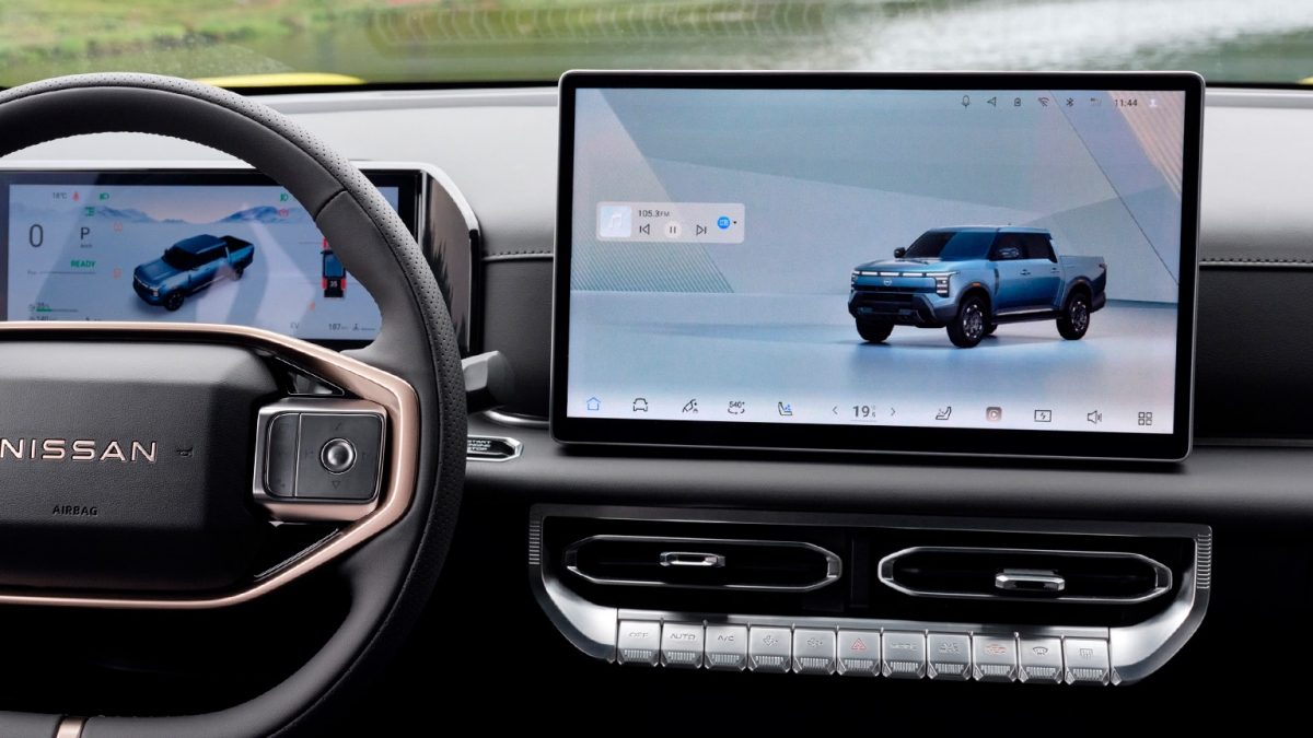 Nissan Frontier PRO PHEV con pantalla de infoentretenimiento central de 14.6”