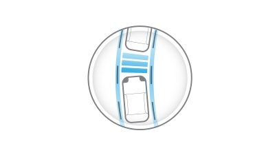 Ny Nissan LEAF vist fra bagkanten af hjulet, kørende på en motorvej
