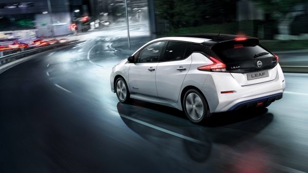 Ny Nissan LEAF der kører inde i byen om aftenen