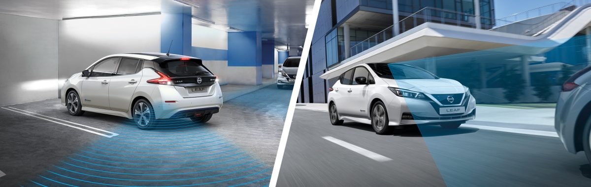Ny Nissan LEAF forlader en parkeringsplads, og ny Nissan LEAF kører i byområde