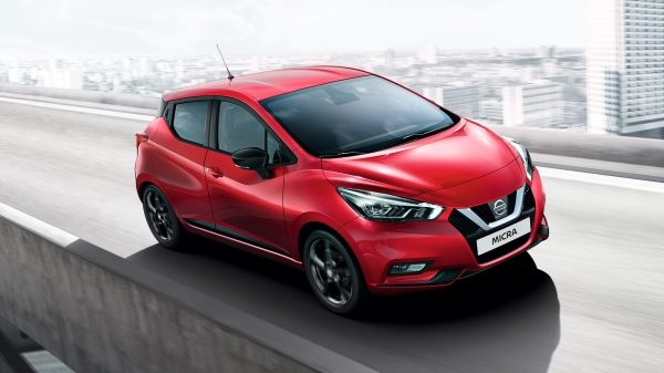 Nissan MICRA rijdt door de stad