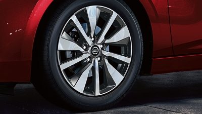 Nissan Sentra with 17" alloy wheels