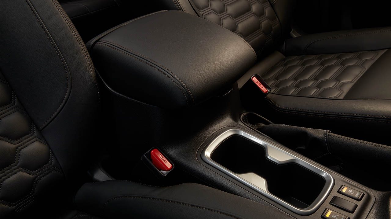 2021 Nissan Frontier smartphone storage