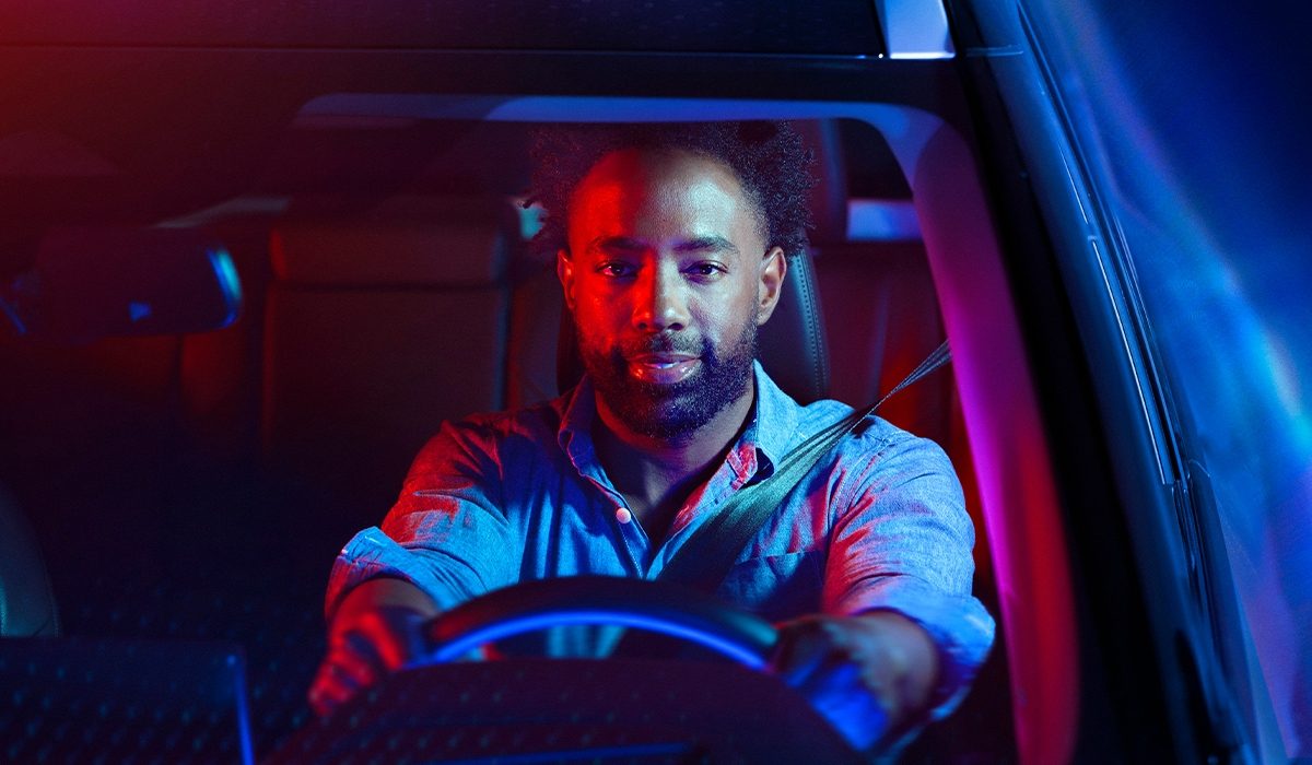 Nissan e-POWER 2022 vista exterior de hombre con manos en el volante con Más Autonomía