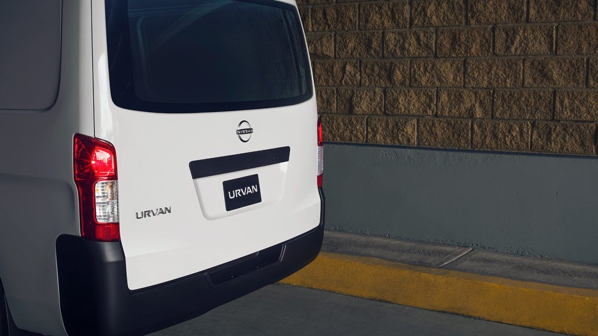 Nissan Urvan 2023 compuerta exterior treasera