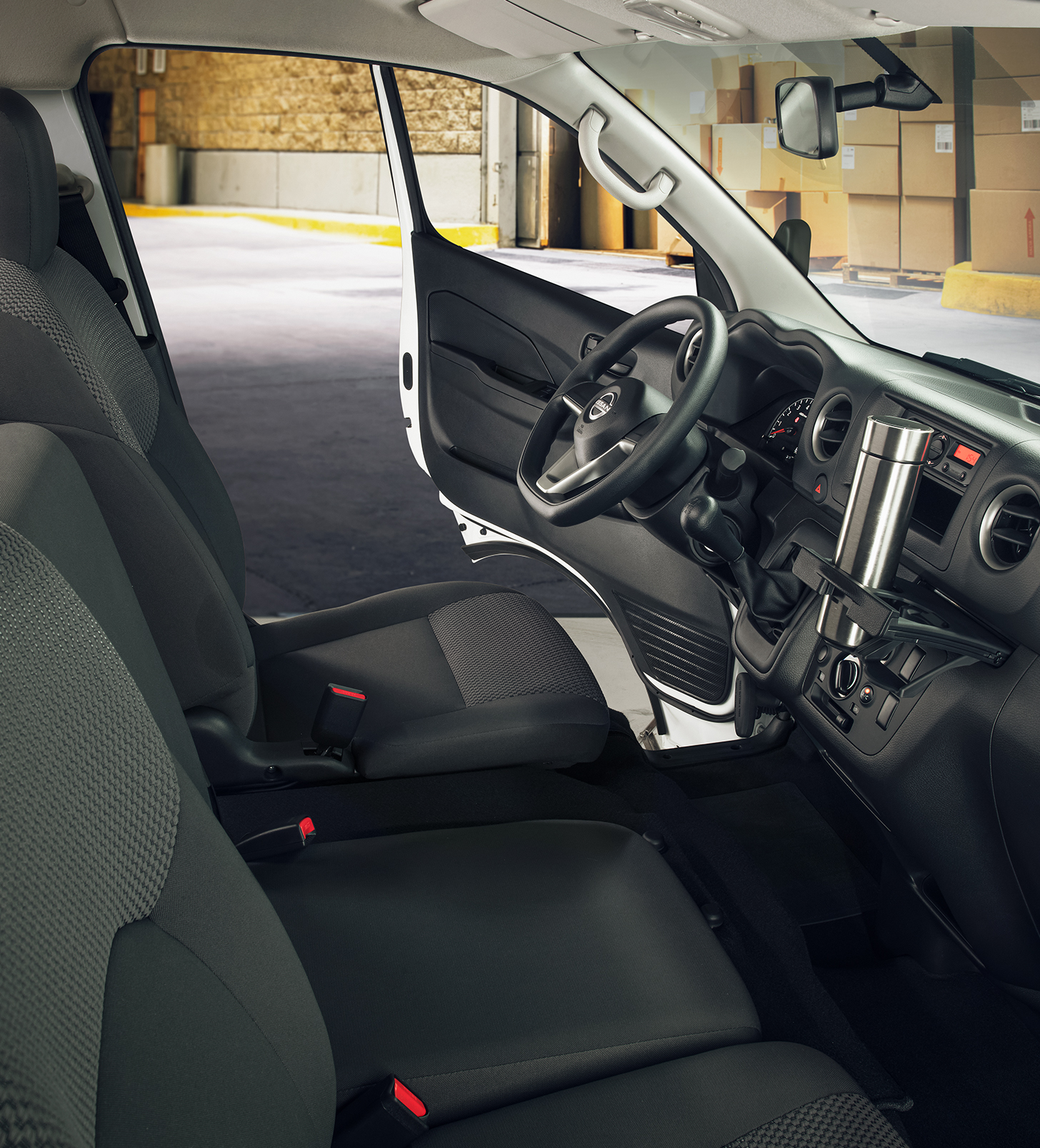 Diseño Interior de Nissan Urvan 2025 para tu negocio