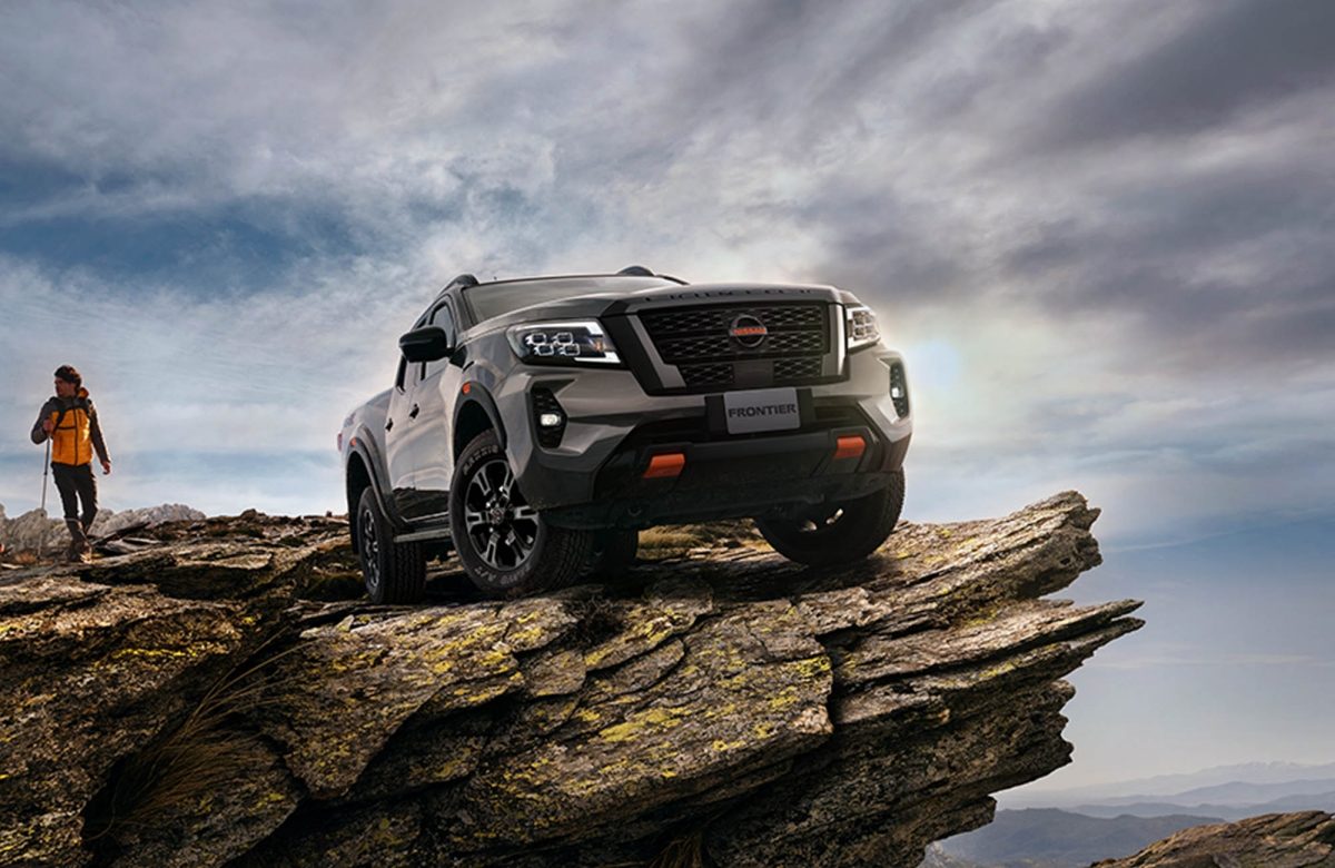 2021 Nissan Frontier PRO-4X all-terrain tire close up