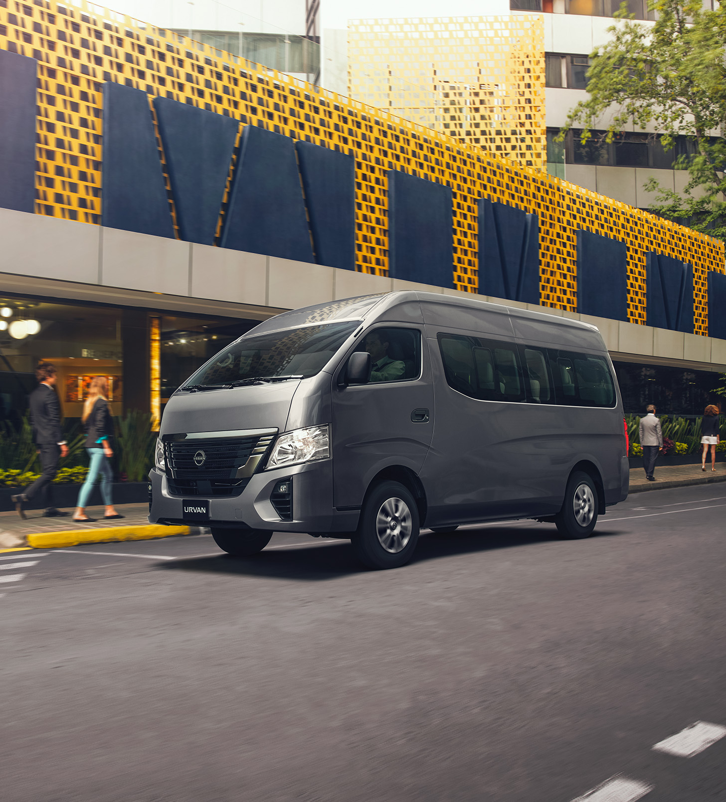 Nissan Urvan para mover pasajeros o paquetes