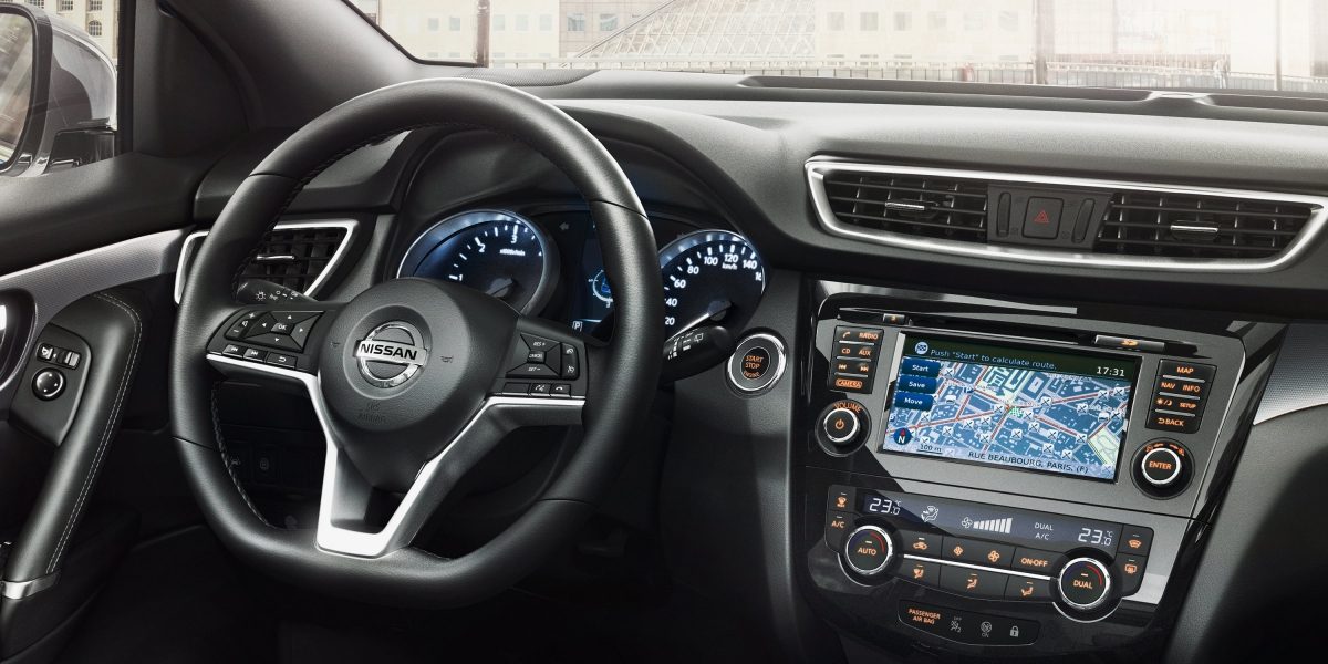 Budite samouvereni u vozački naklonjenoj kabini novog Nissan Qashqaia sa kvalitetnim detaljima kao što su volan u obliku slova D i novo ambijentalno osvetljenje.
