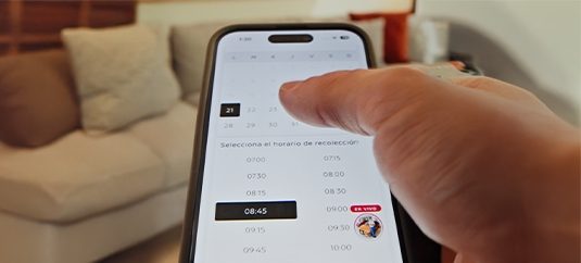 Vista completa con batería Nissan en primer plano, de fondo área de servicio Nissan Express Service.