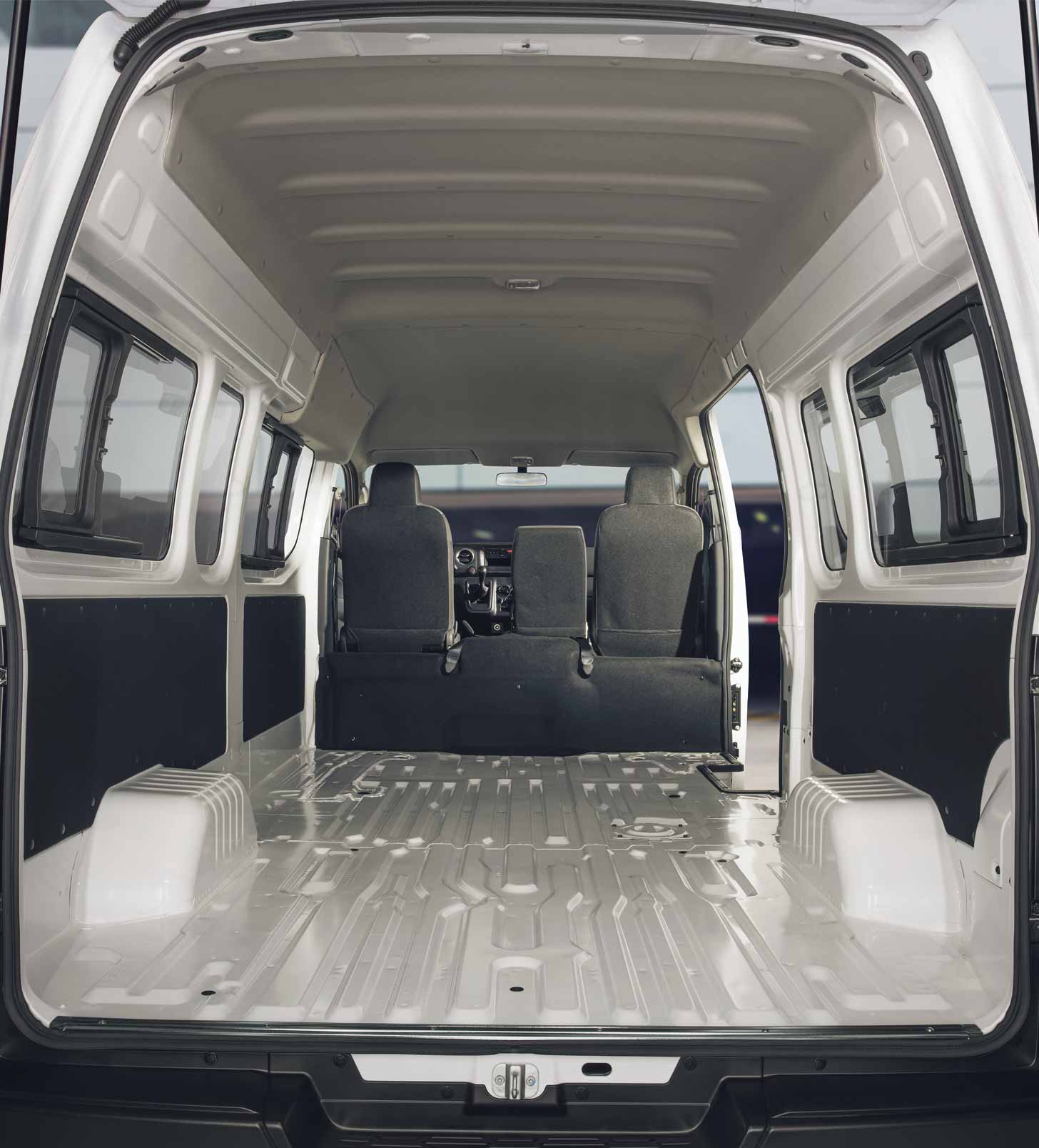 Diseño Interior de Nissan Urvan 2025 para pasajeros 