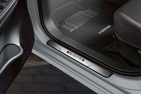 Nissan Versa 2023 estribos interiores iluminados