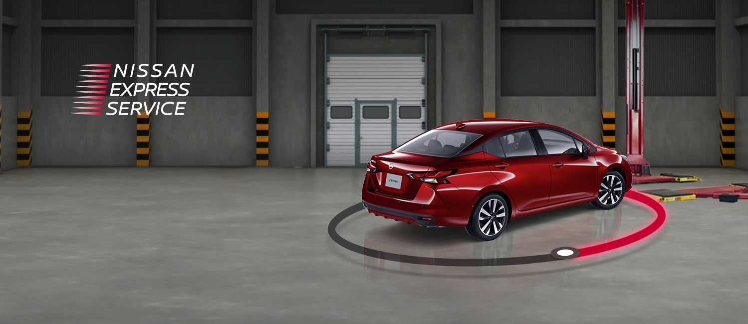 Vista lateral trasera 3/4 de Nissan VERSA Platinum CVT rojo burdeos con negro en Nissan Express Service Servicio en 60 minutos.