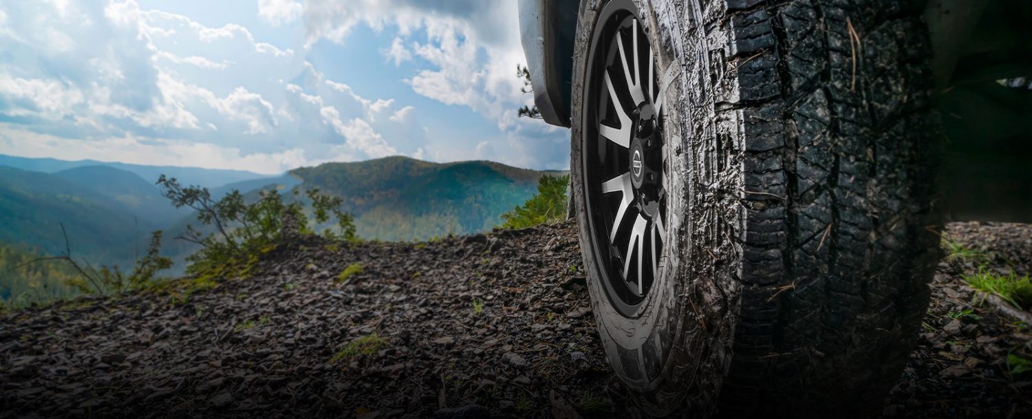 Imagen de paisaje con acercamiento en llantas todo terreno