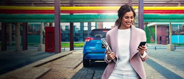 Vista completa con batería Nissan en primer plano, de fondo área de servicio Nissan Express Service.