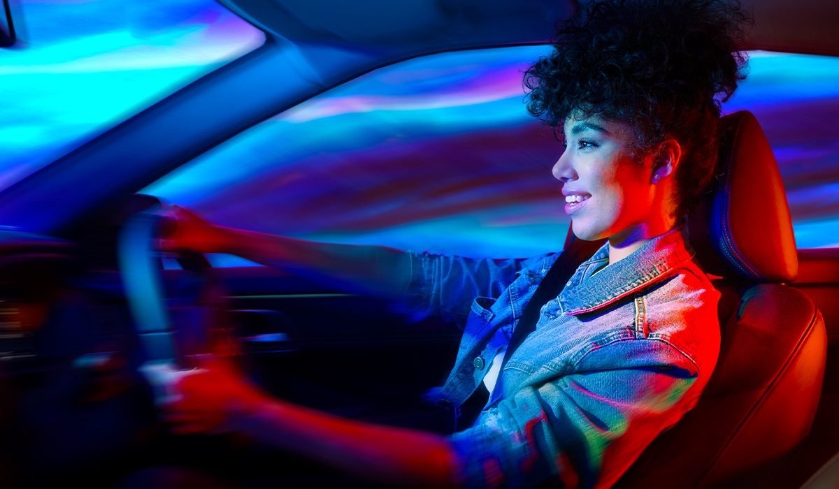 Nissan e-POWER 2022 vista exterior de hombre con manos en el volante con Más Aceleración