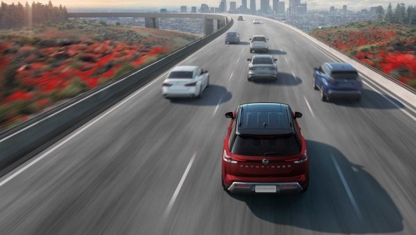 SUV Pathfinder en una carretera