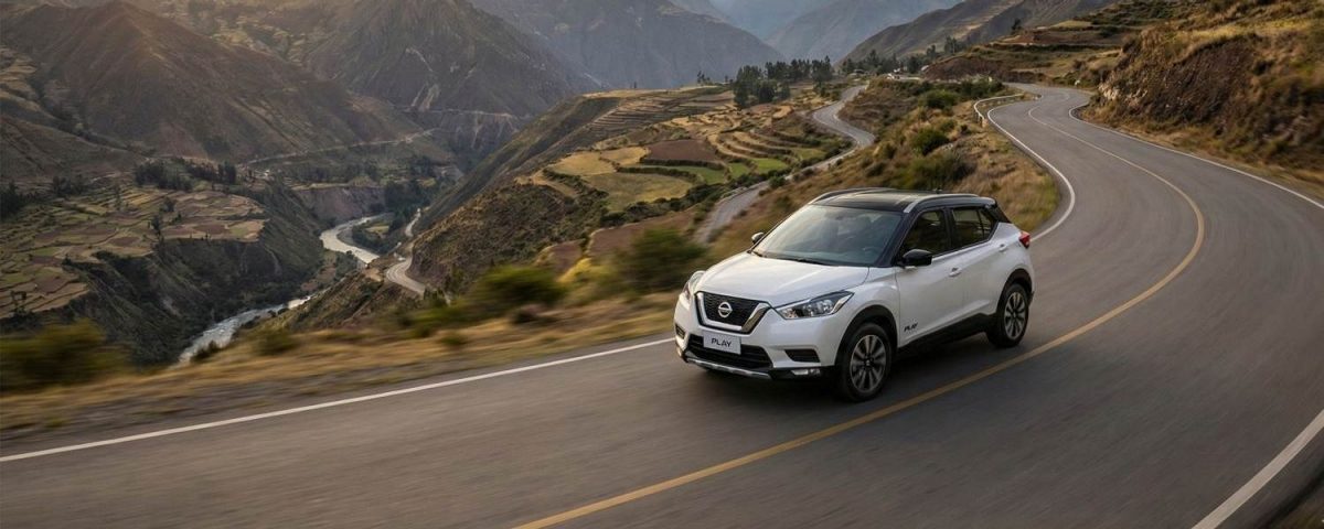 Vehículo Nissan en una carretera con curvas
