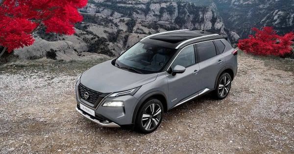 Automovil eléctrico Nissan X-Trail E-power estacionado