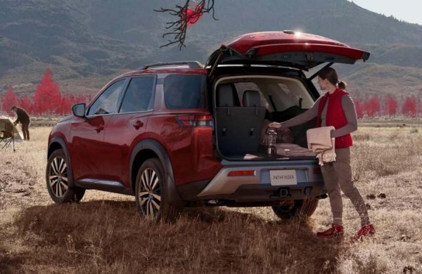 Camioneta SUV de Nissan en el campo