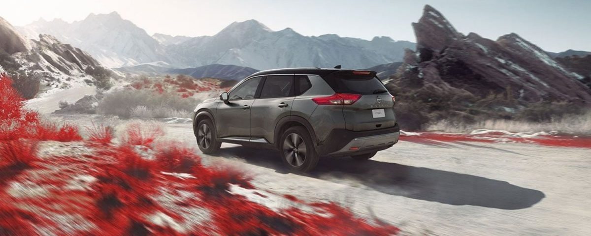 SUV Todoterreno en una carrertera sin asfalto