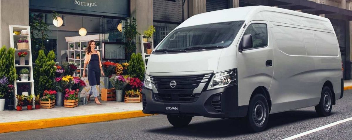 Mujer dirigiéndose a su van Nissan Urvan